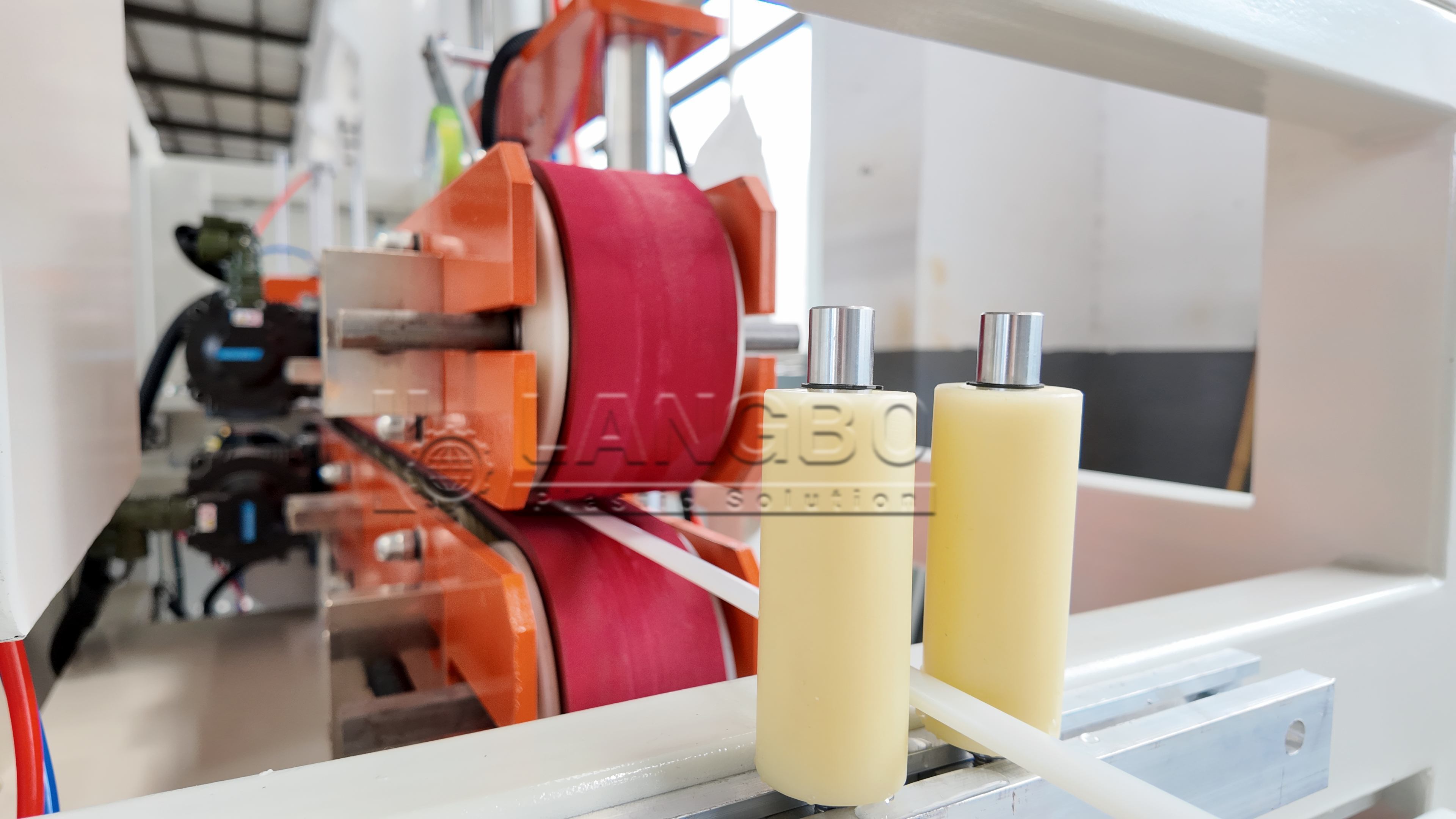最新の会社の事例について Stable PC Light Tube Manufacturing Achieved with Extrusion Line in Israel LED Industry