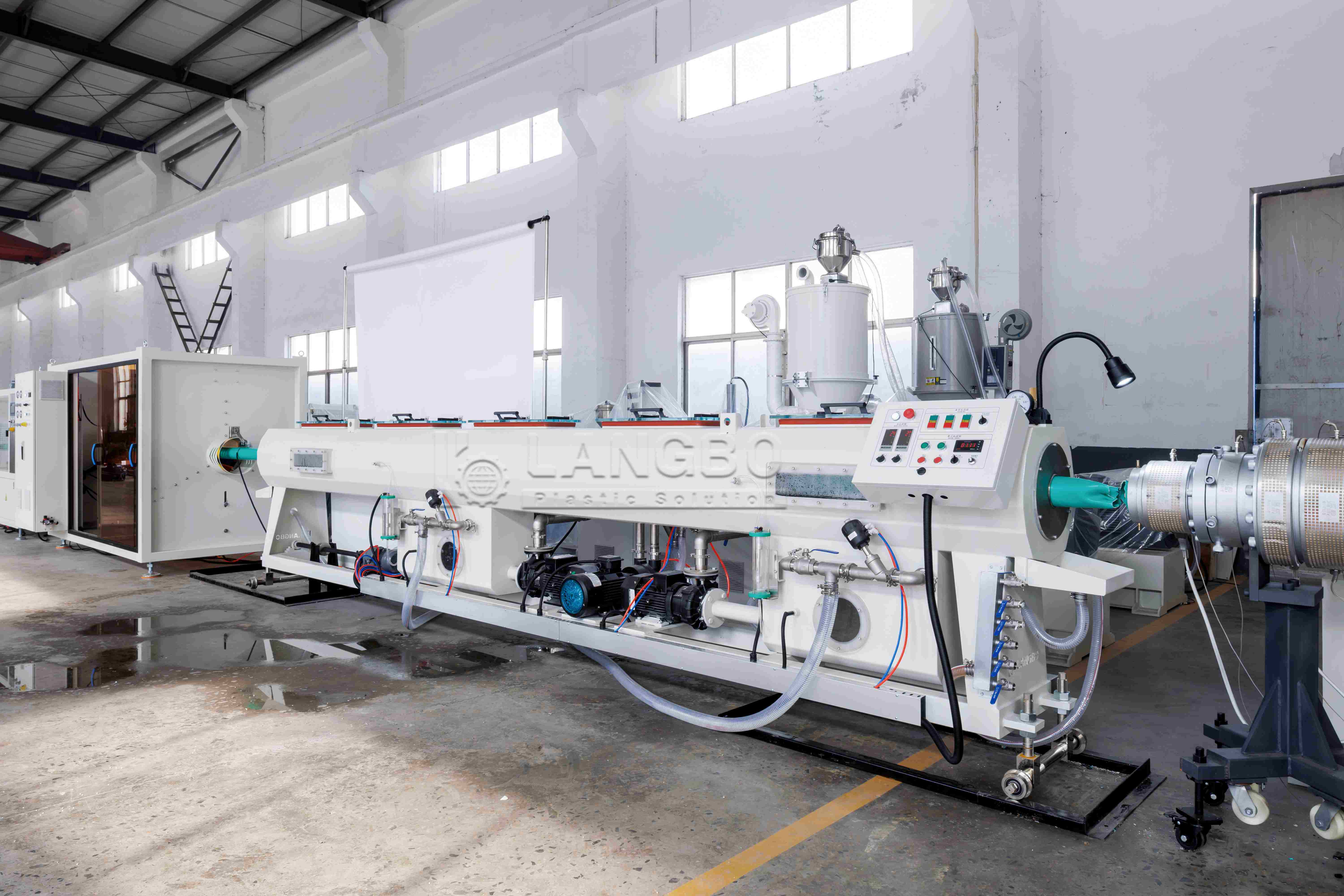 最新の会社の事例について 英国のインフラパイプ製造用の 68 ～ 160 mm PVC ABA パイプ押出ライン