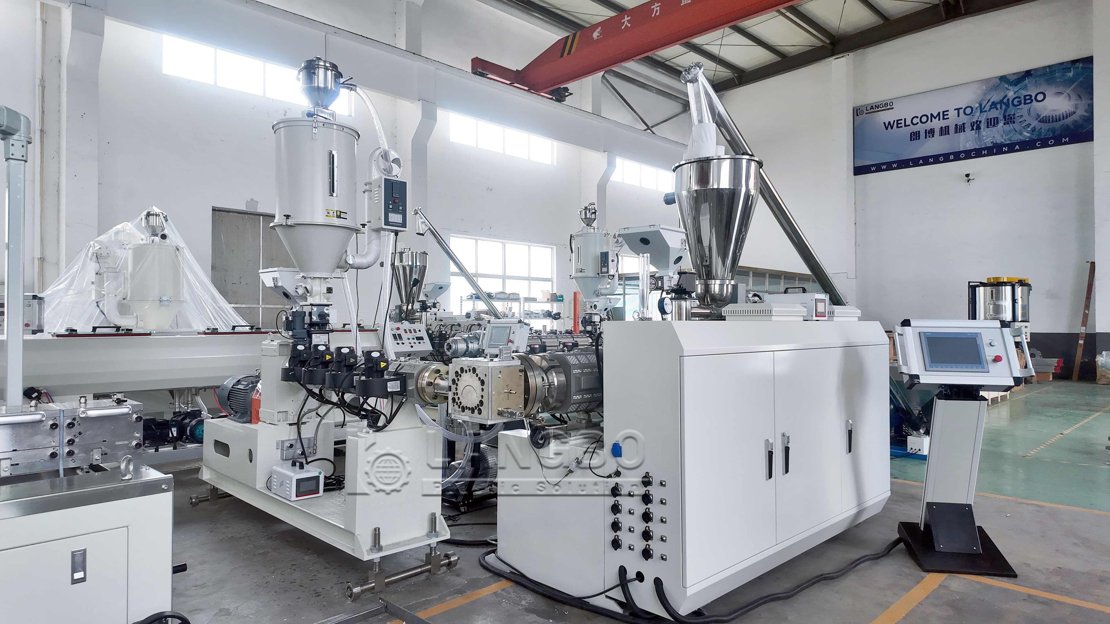 最新の会社の事例について LangBo PVC Profile Extrusion Line Supports Continuous Production for UK Plastic Profiles