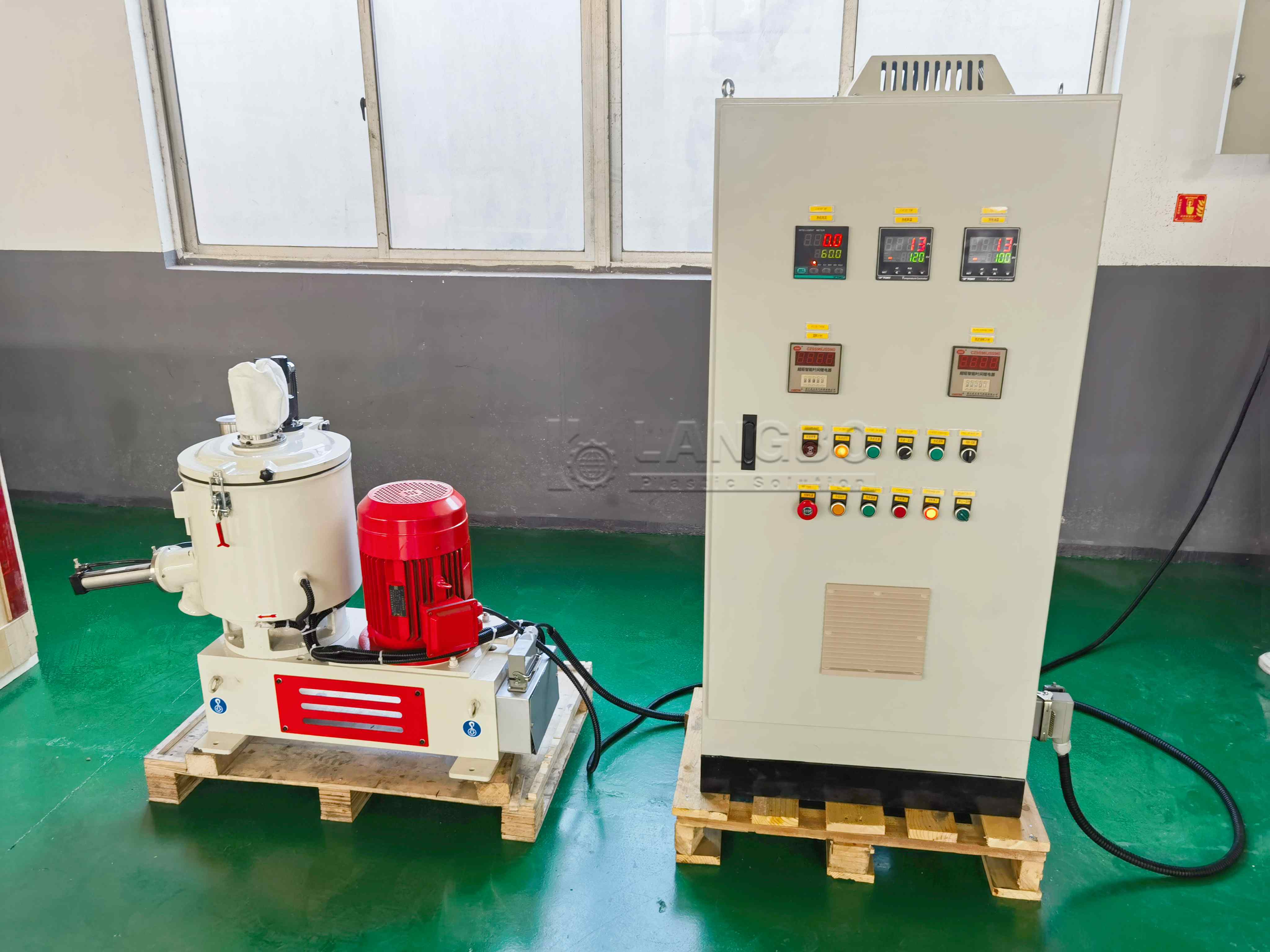 最新の会社の事例について アルジェリアのPVCパイプとプロファイルの生産のための高速ミキサーシステム