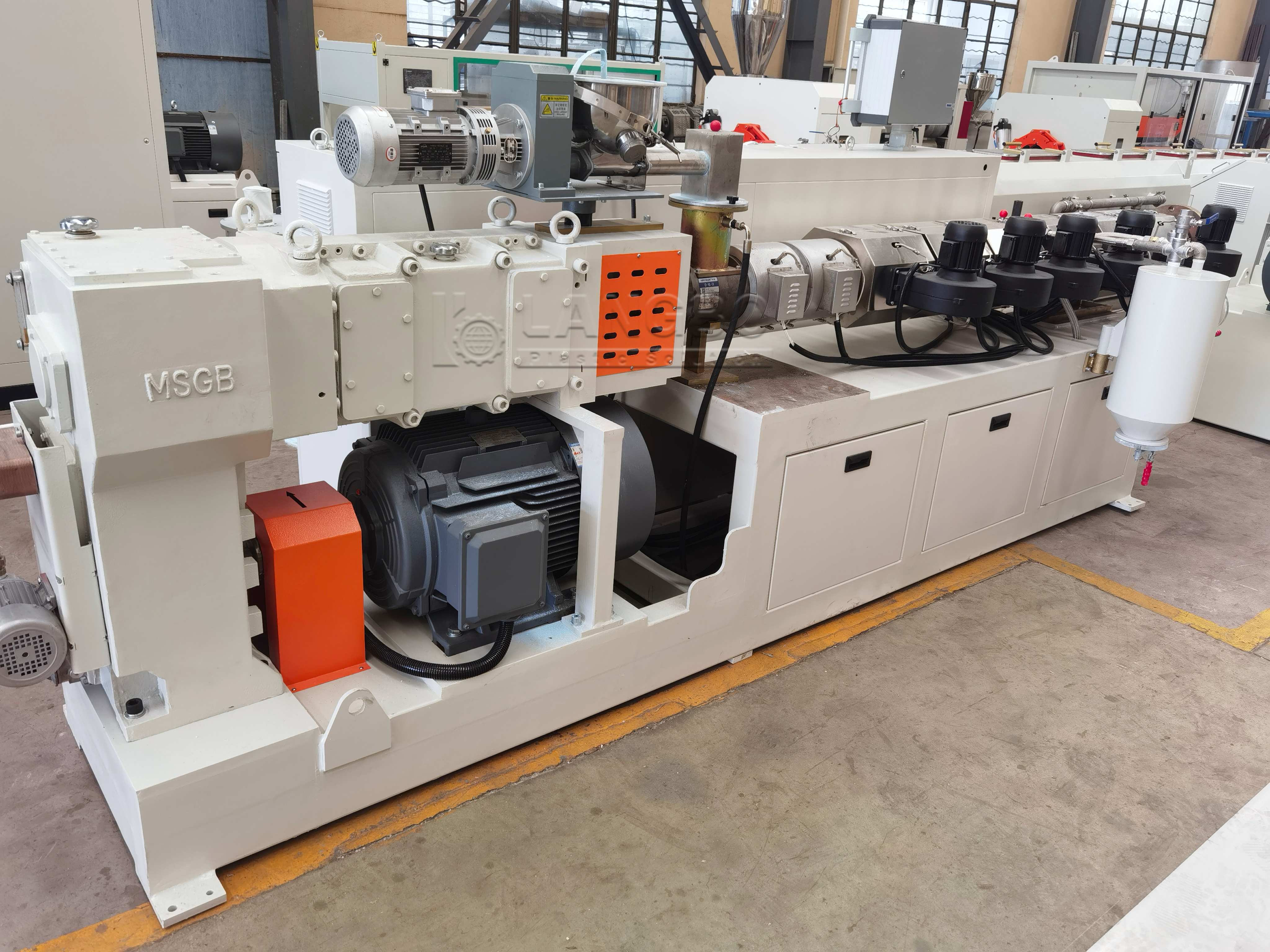 最新の会社の事例について PVC Pipe Extrusion Line Project for Infrastructure Pipe Manufacturing in Algeria