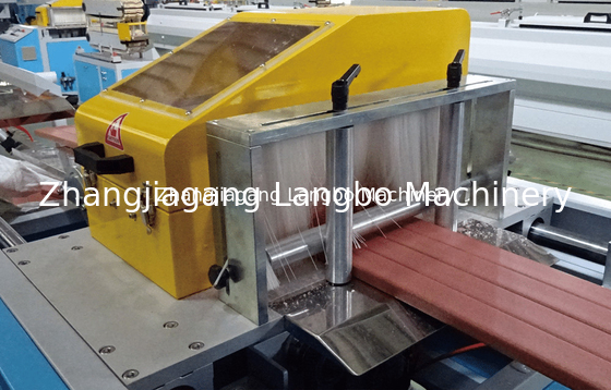 品質  Embossed WPC Outdoor Profile Extrusion Line 400KG/H 75KW 工場
