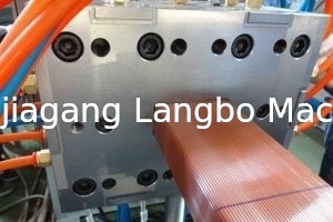 浮彫りにされたWPCの屋外のプロフィールの放出ライン400KG/H 75KW