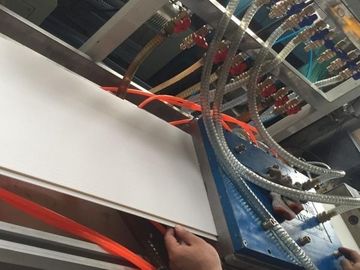 多段階冷却床 PVC 挤出機 350KG/h 容量 PVC 添加物