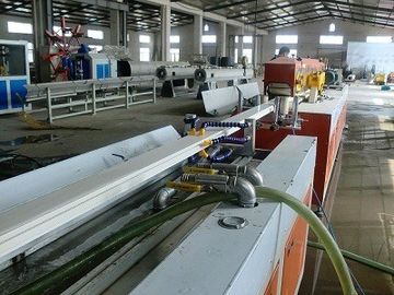 350KG/H 容量 PVC エクストルーダー マシン プラスチックのプロファイル製造ライン 材料の原材料 PVC 添加物