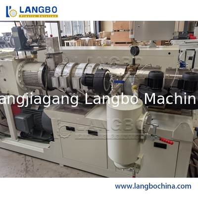 UPVC/ポリ塩化ビニールの管の放出ライン フル オートマチックのプラスチック管の生産ライン