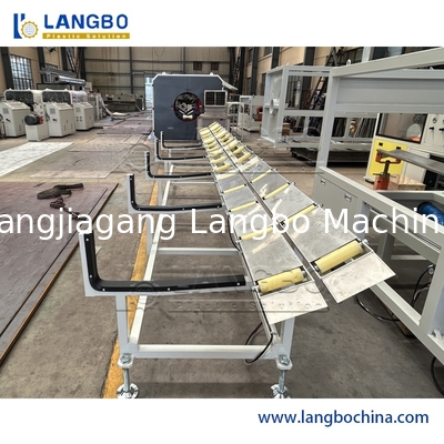 UPVC/ポリ塩化ビニールの管の放出ライン フル オートマチックのプラスチック管の生産ライン