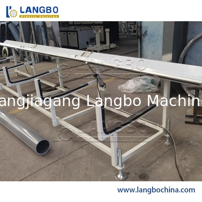 UPVC/ポリ塩化ビニールの管の放出ライン フル オートマチックのプラスチック管の生産ライン