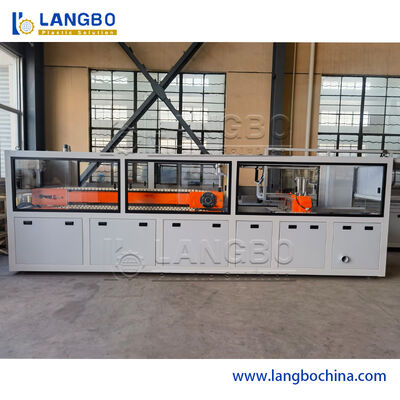 円錐二重ねじ押出機が付いている300mmポリ塩化ビニールのプロフィールの放出ライン