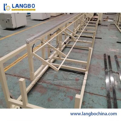 円錐二重ねじ押出機が付いている300mmポリ塩化ビニールのプロフィールの放出ライン