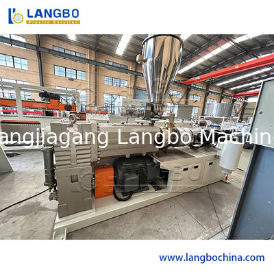 円錐対ねじ押出機が付いている特別なWPCの壁パネルの生産ライン