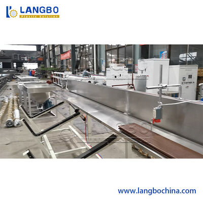 普及した容易な作動させたWPCのプロフィールの放出ライン低負荷の消費