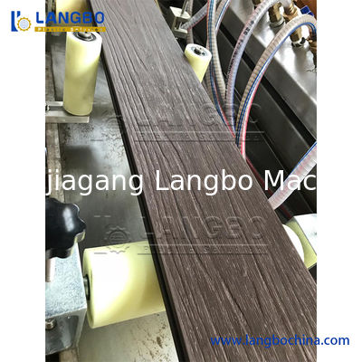 円錐対ねじ押出機が付いている特別なWPCの壁パネルの生産ライン