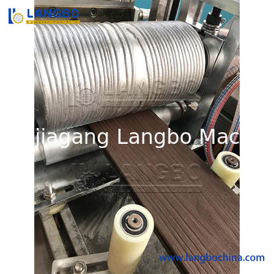 円錐対ねじ押出機が付いている特別なWPCの壁パネルの生産ライン