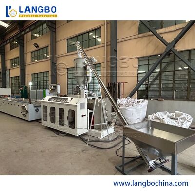 350KG/Hプロダクト速度WPCの壁パネル機械、PLC制御WPCプロフィールの生産ライン