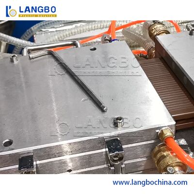 普及した容易な作動させたWPCのプロフィールの放出ライン低負荷の消費