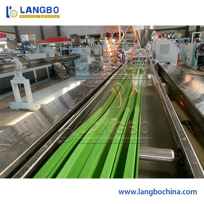 巾木および壁パネル用止水PVC装飾プロファイル