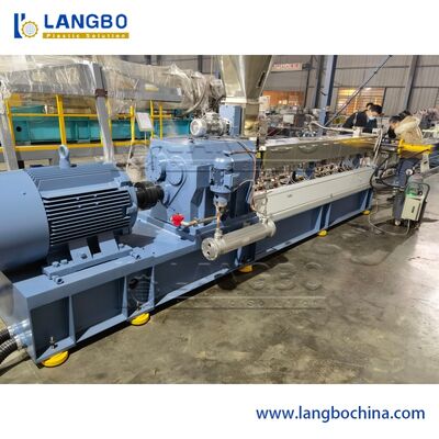 150kg/Hプラスチック ペレタイジングを施す機械半自動作動させた上の供給