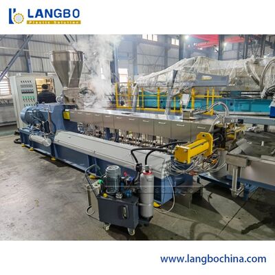 150kg/Hプラスチック ペレタイジングを施す機械半自動作動させた上の供給