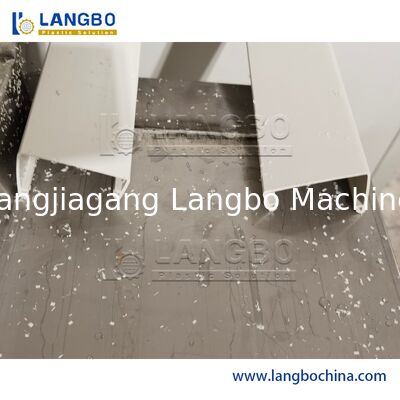 1180mm プロフィールサイズ PVCケーブルトランク製造機 8mの校正テーブルと55/110の円形双螺旋挤出機