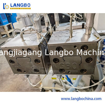 工場価格 55/110 コニカル二軸押出機 PVC ケーブルトランキング押出ライン、1180mm プロファイルサイズ、22KW モーター出力