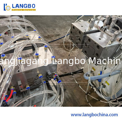 55/110 円形ツインスクリューエクストルーダー 22KWのモーターパワーで1180mmケーブルトランキングのためのPVCプロファイルエクストルーションライン