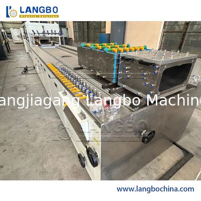 高品質のプラスチックPVCプロフィール 泡付きエクストルーダー WPC 寡婦 ドアフレーム 床 PP PE PC ホールボード 密封ストリップ エクストルーション生産ライン