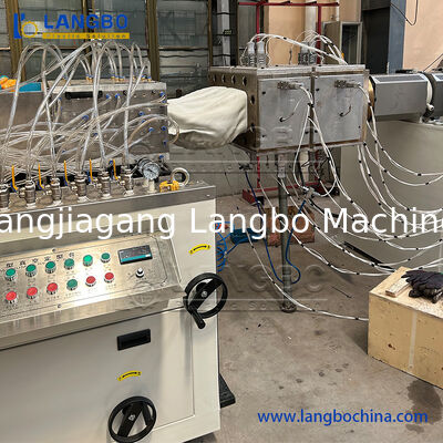 WPC/UPVC/PVC/PE/PP 壁板/窓/ドア/デッキ/フェンス/窓壁 木材プラスチック製の床プロファイル エクストルーション生産ライン