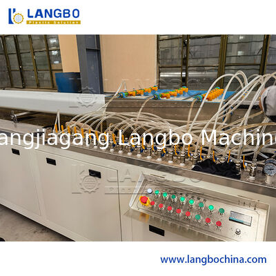 ポリ塩化ビニールのPE PP WPCのドアの床の装飾的なプロフィール板パネルの放出の生産ライン