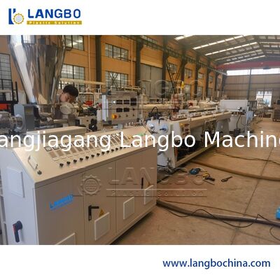 省エネのプラスチック管の放出ライン、新しい条件の双生児ねじ押出機