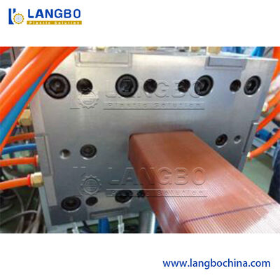 WPCデッキ材製造機 | ボードの反りを低減する冷却制御