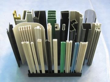 プラスチックPVCプロフィール 泡付きエクストルーダー WPC 寡婦 ドアフレーム 床 PP PE PC ホールボード 密封ストライプ ABS PMMA プロフィールエクストルーションライン