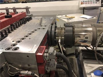 多サイズ模具互換性 PVCプロファイルボードエクストルーダー PCホールシートエクストルーション製造機